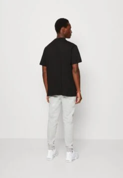 Alpha Industries LABEL - T-Shirt Basic - Black -Alpha Industries 6395934399c344e6a5dede98770b9421