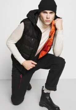 Alpha Industries HOODED PUFFER VEST - Weste - Black -Alpha Industries e1253401cba146f9a5e5b2da71b4975c